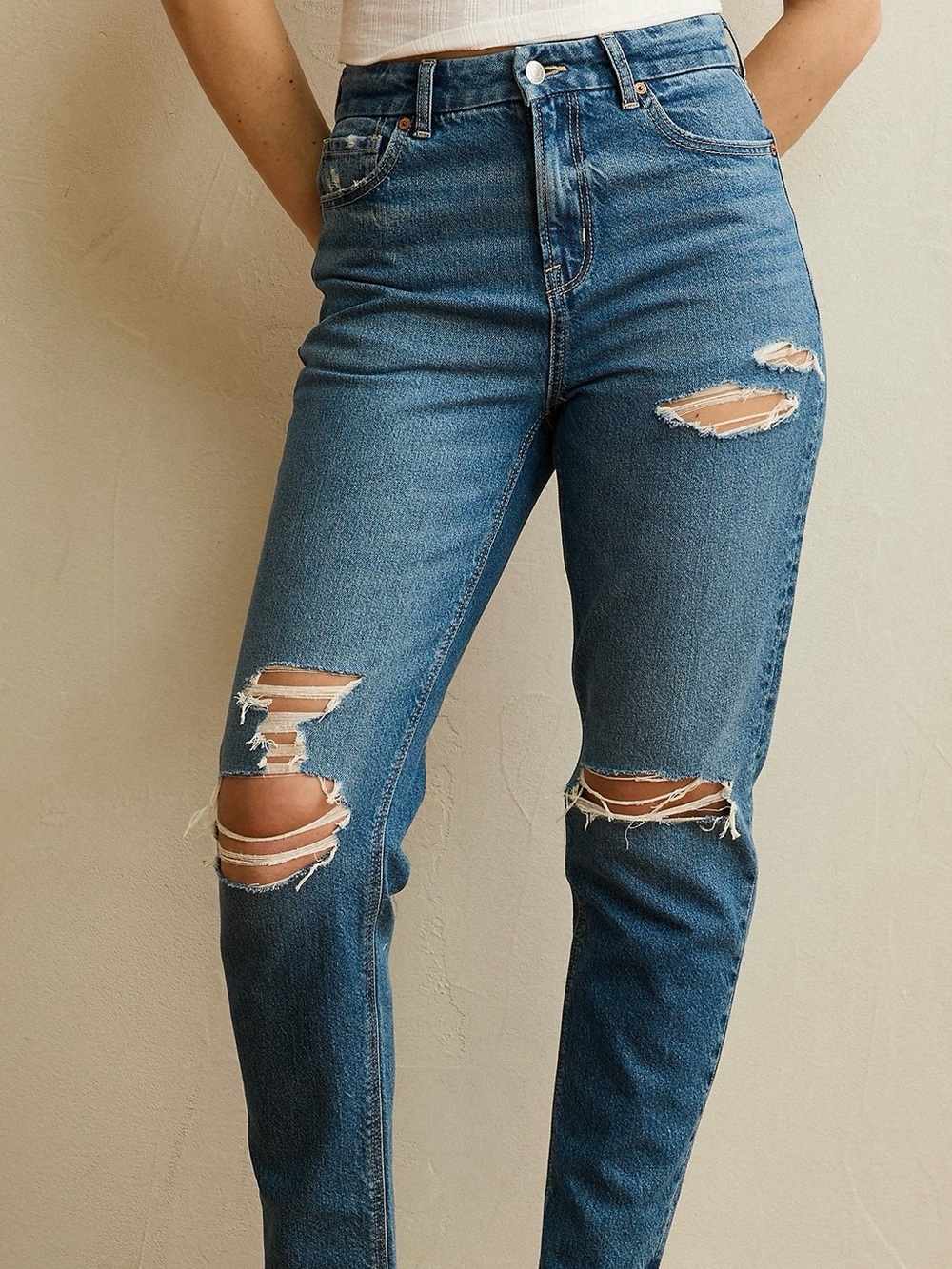 American Eagle Strigid Curvy Ripped Mom Jean, NWT